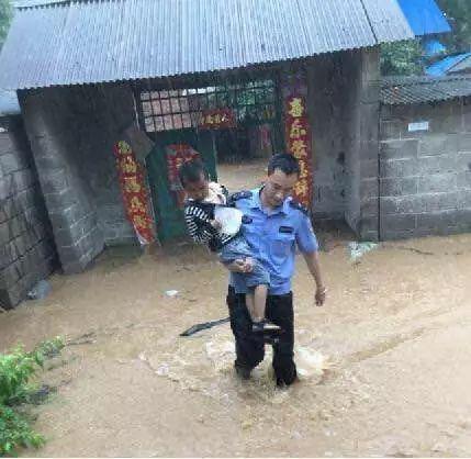 南陽突遭暴雨！多3d全息廣告機地被淹瞬間成“?！?！