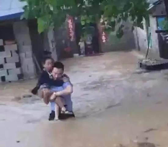 南陽突遭暴雨！多3d全息廣告機地被淹瞬間成“海”！