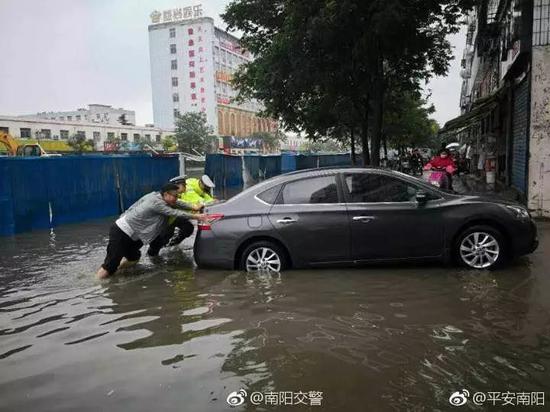 南陽突遭暴雨！多3d全息廣告機地被淹瞬間成“海”！
