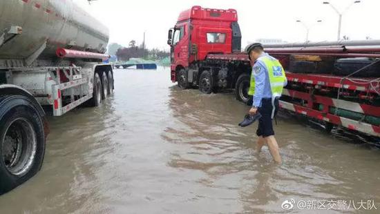 南陽突遭暴雨！多3d全息廣告機地被淹瞬間成“?！?！