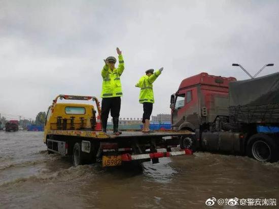 南陽突遭暴雨！多3d全息廣告機地被淹瞬間成“海”！