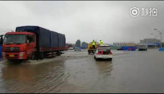 南陽突遭暴雨！多3d全息廣告機地被淹瞬間成“海”！